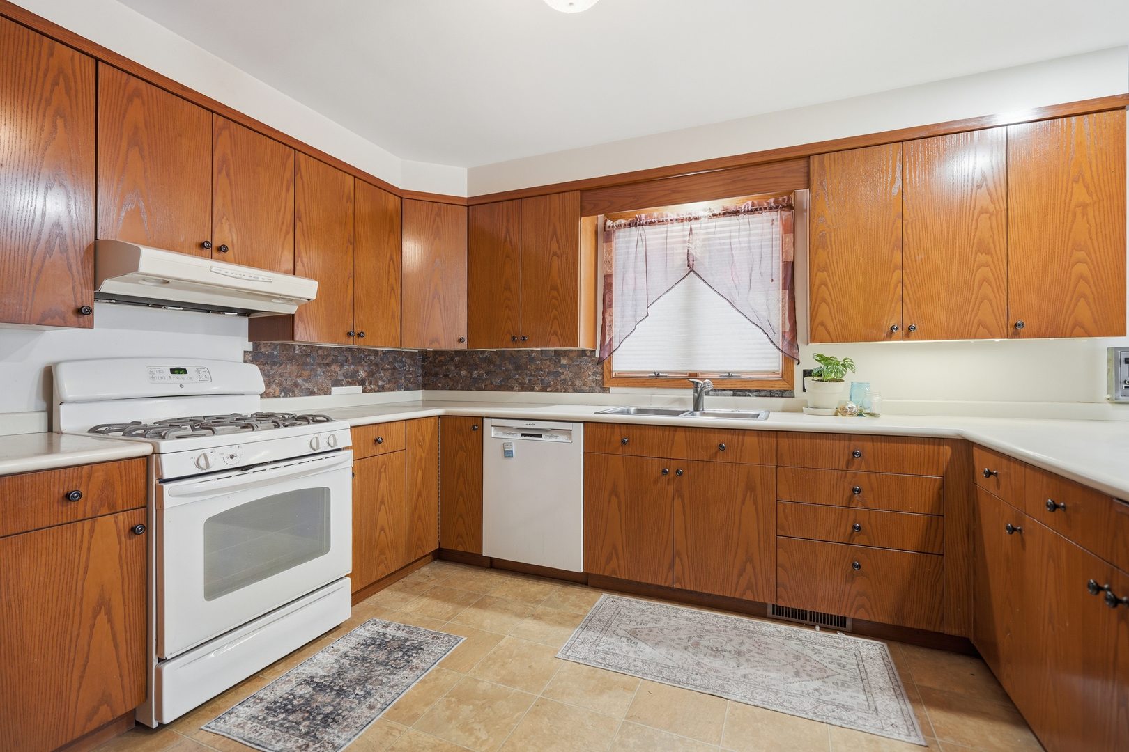 2702 Middle Road Property Photo 9