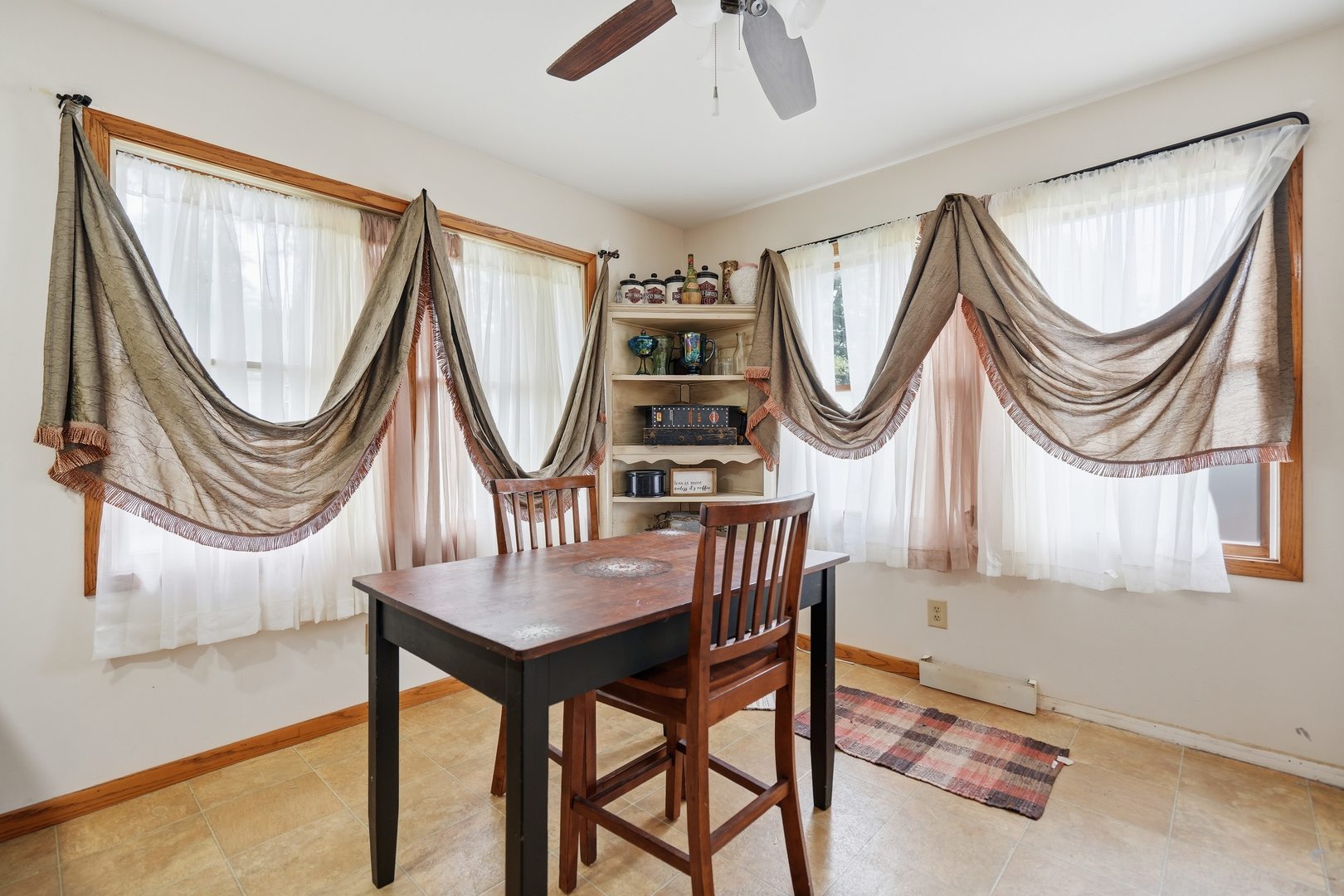 2702 Middle Road Property Photo 12