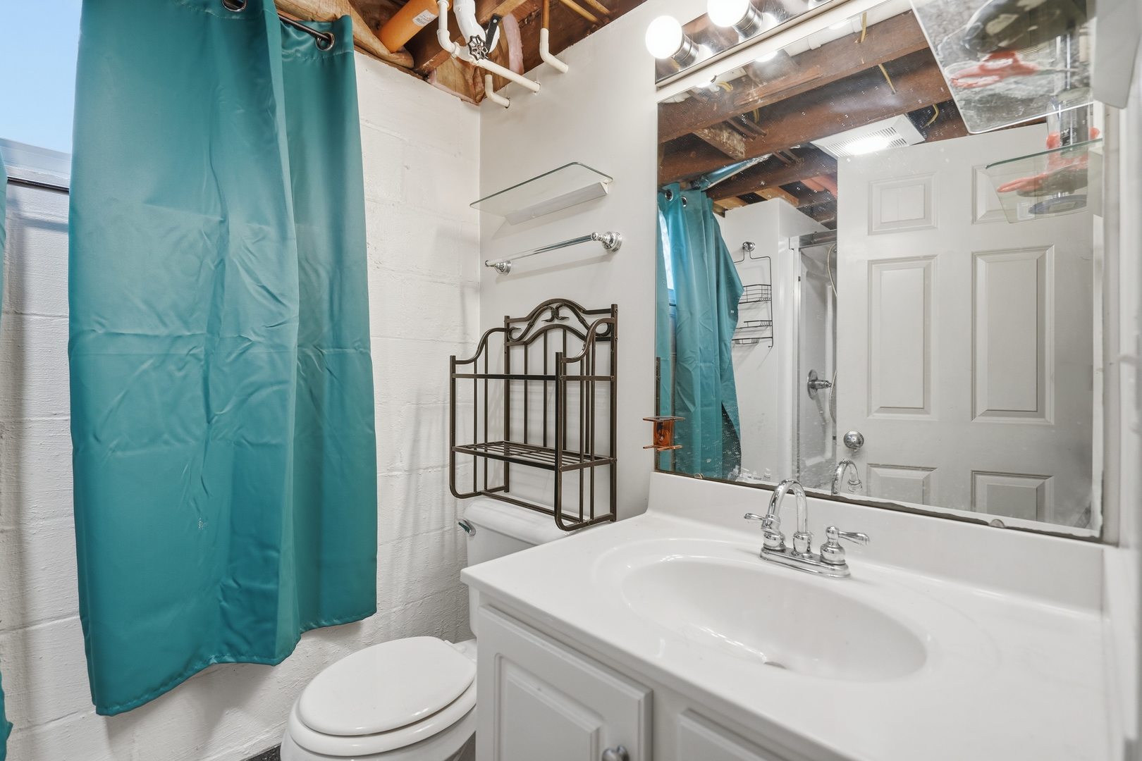 2702 Middle Road Property Photo 17