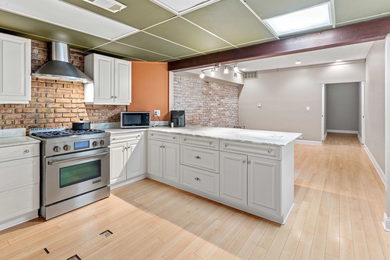 735 W 35th Street Property Photo 5