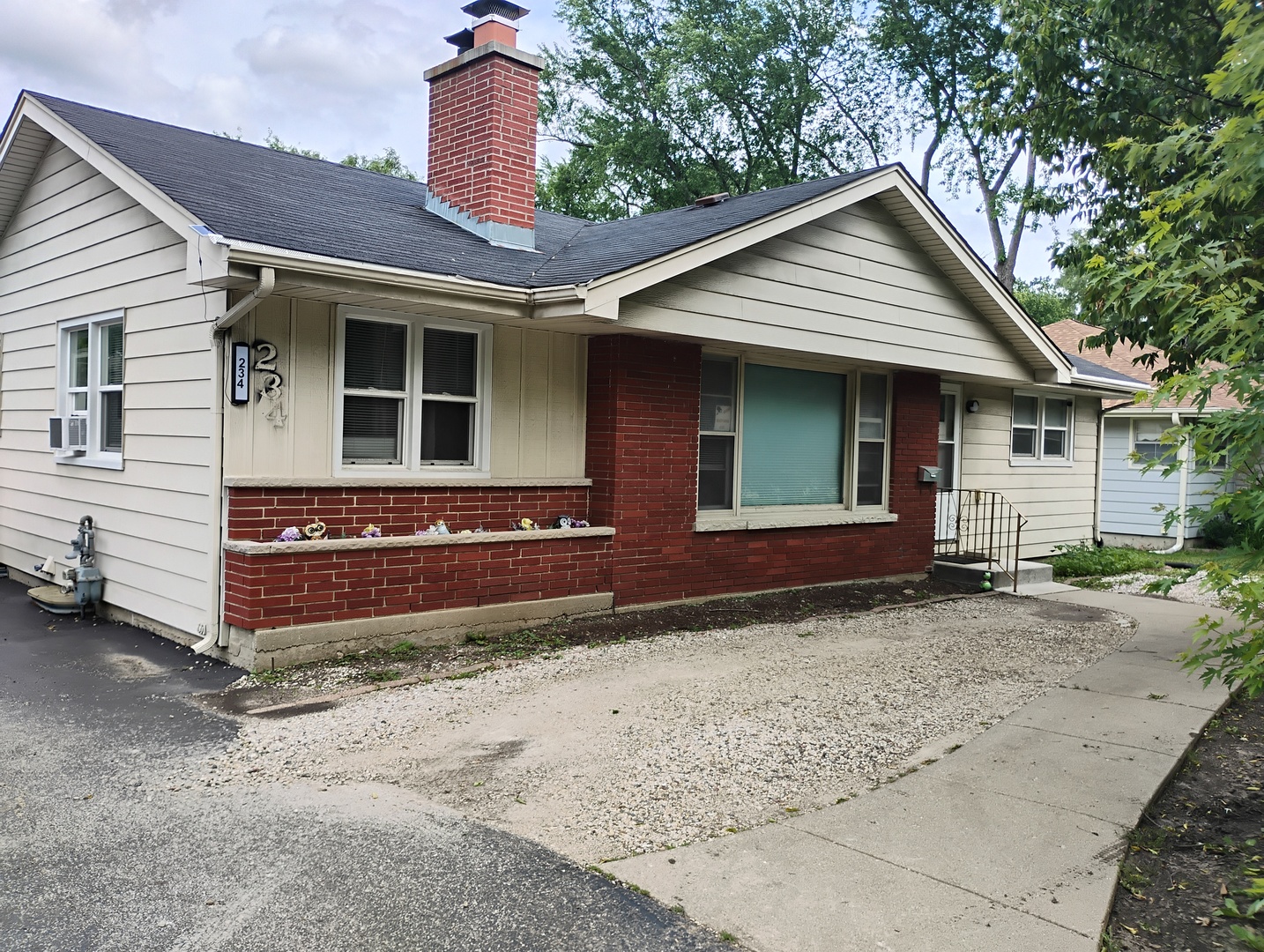 234 N Butterfield Road Property Photo 3