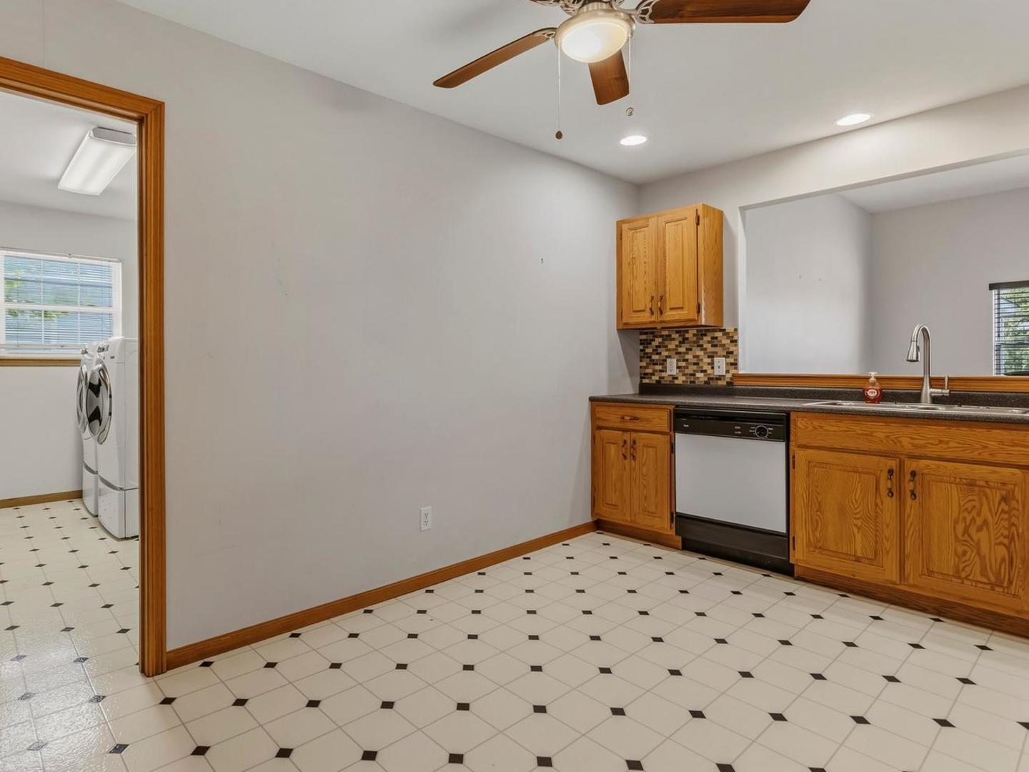 709 Erin Drive Property Photo 6
