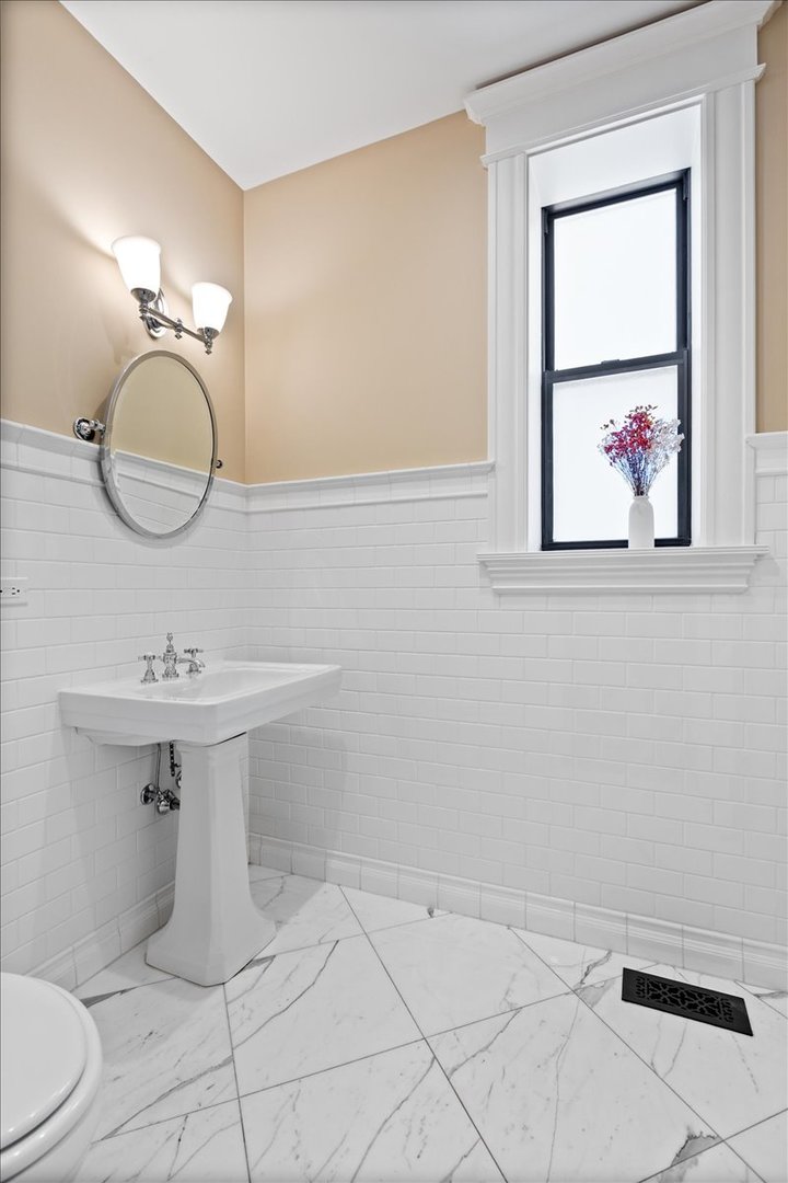 2845 W Division Street Property Photo 10