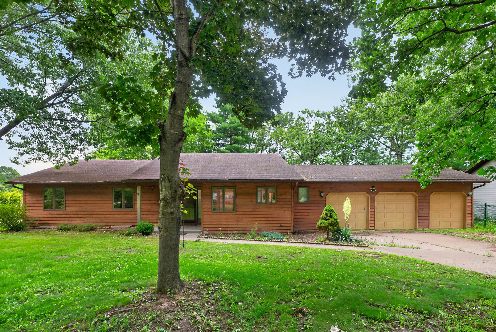 1006 N White Pine Drive Property Photo 1