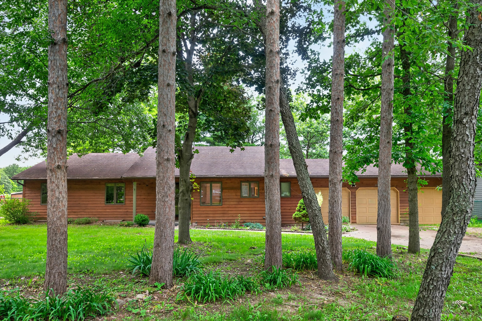 1006 N White Pine Drive Property Photo 2