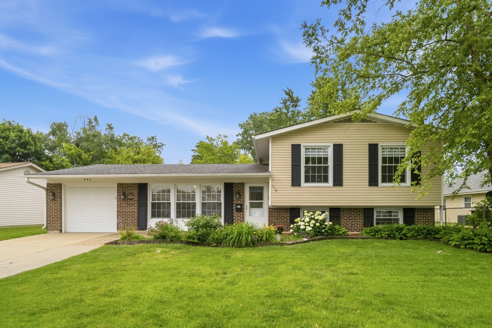 890 Yorkshire Drive Property Photo 1