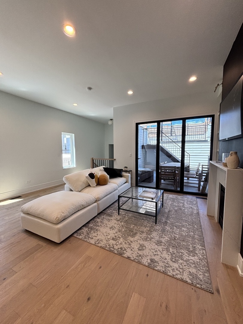 1914 N Rockwell Street Property Photo 8