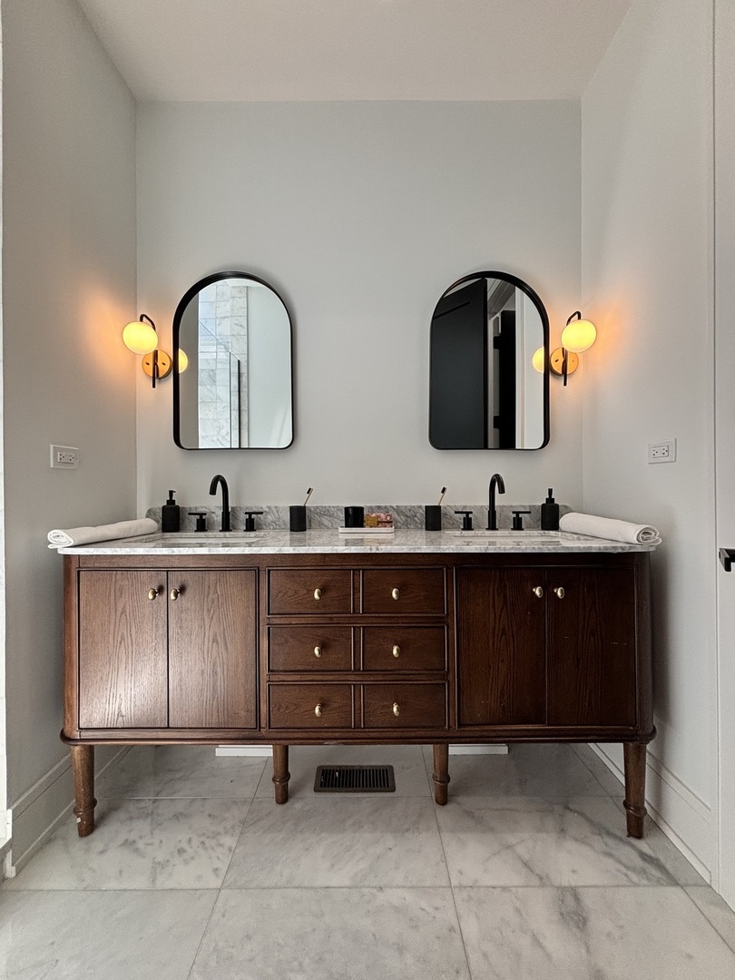 1914 N Rockwell Street Property Photo 15