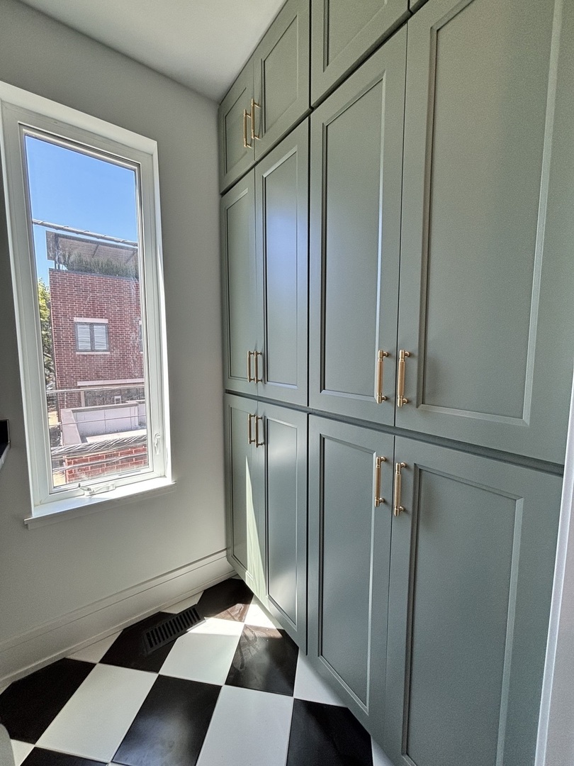 1914 N Rockwell Street Property Photo 17