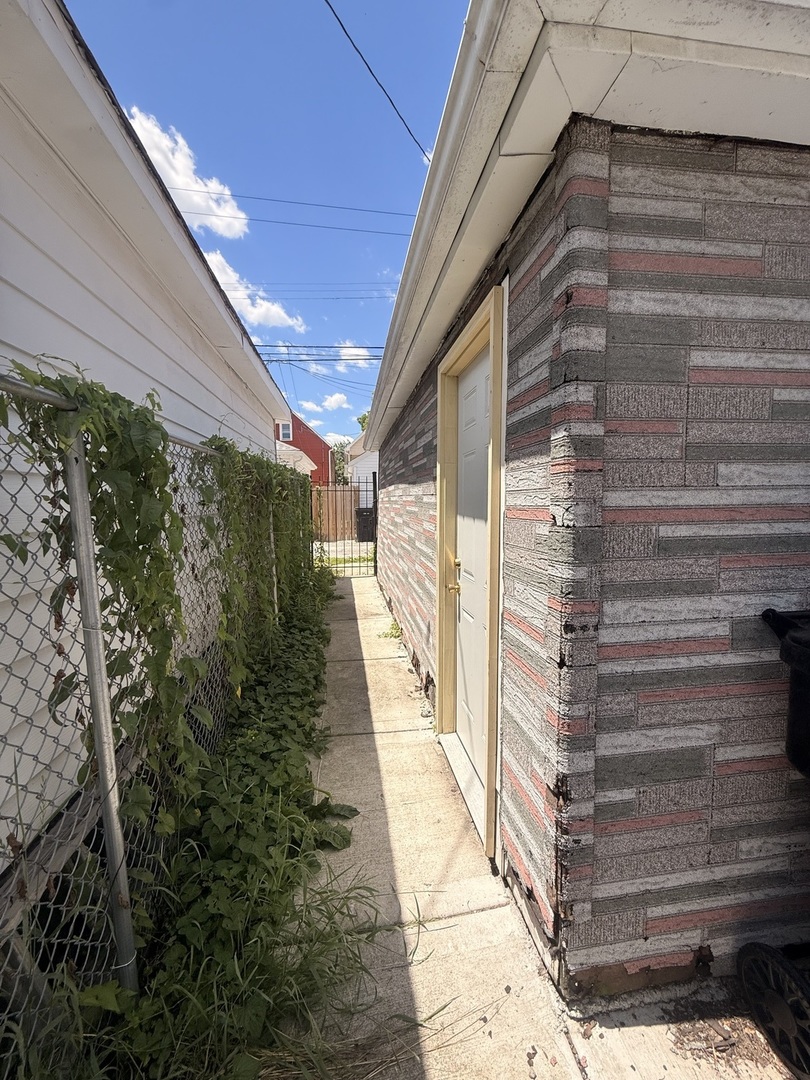 8410 S Burnham Avenue Property Photo 4