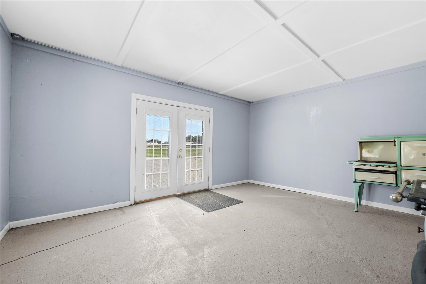 9843 Hoover Road Property Photo 5