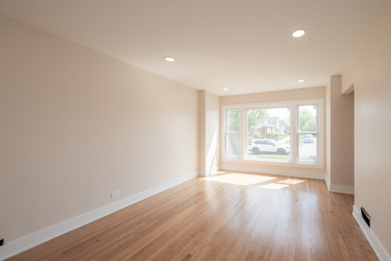 8728 S King Drive Property Photo 3