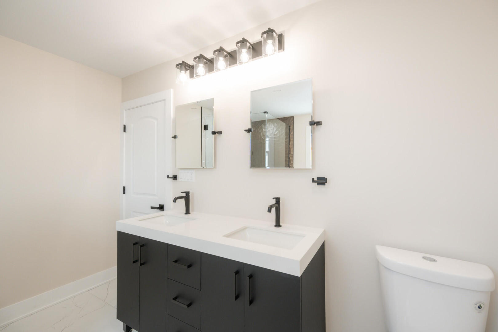 8728 S King Drive Property Photo 16