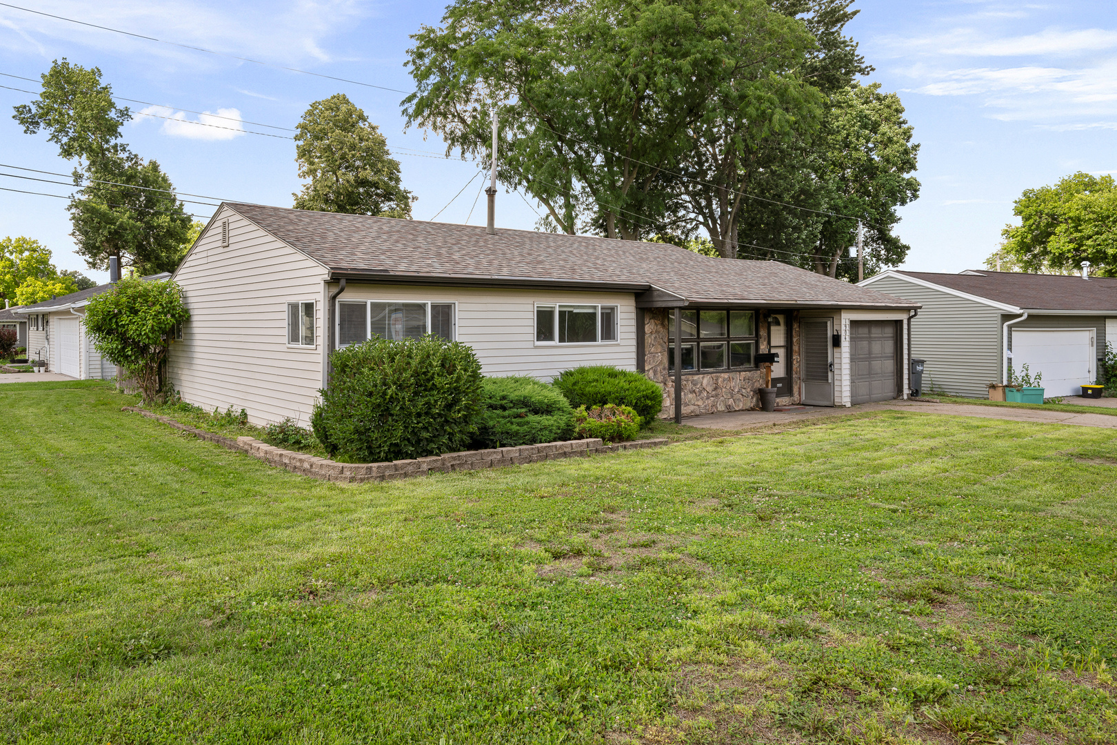 1904 N Oak Street Property Photo 2