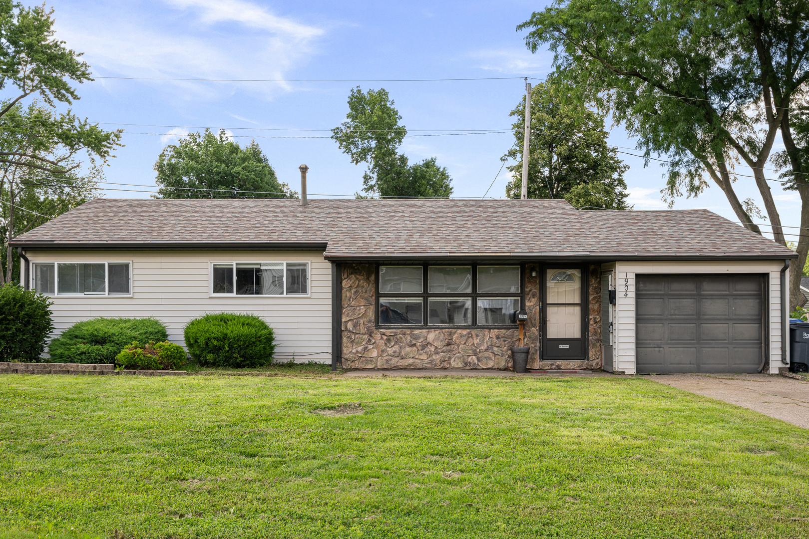 1904 N Oak Street Property Photo 3