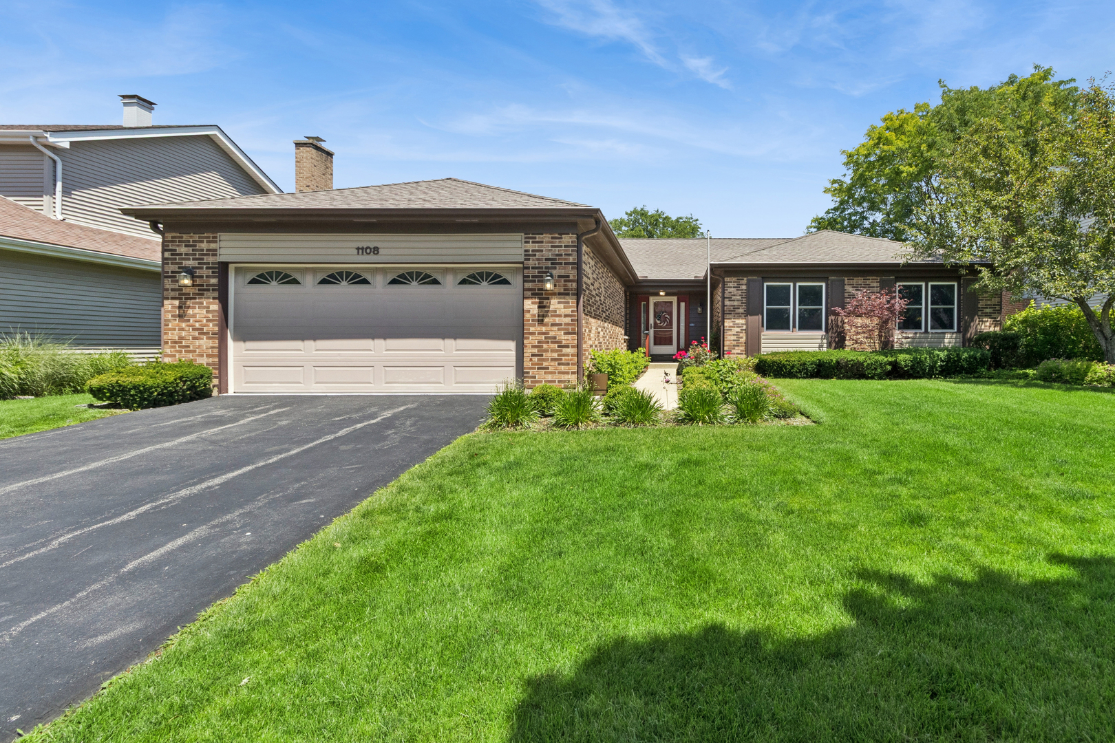 1108 E Oxford Lane Property Photo 1