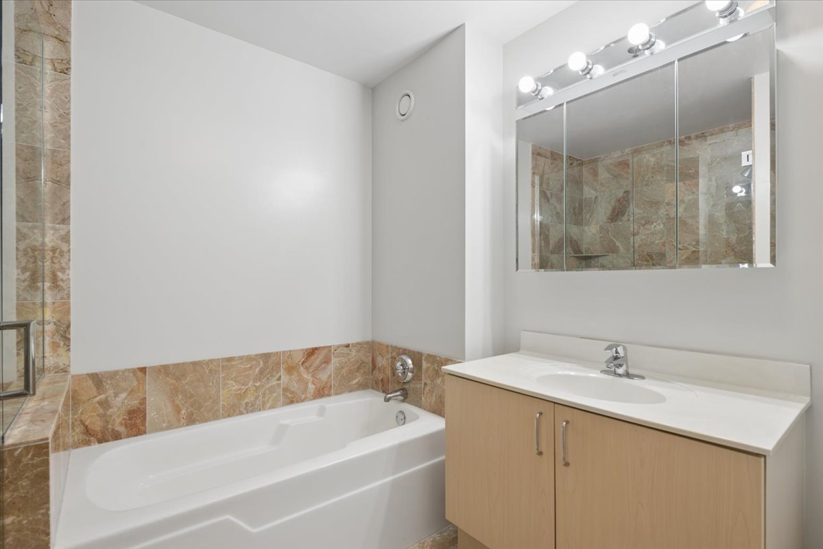 330 W Grand Avenue 1707 Property Photo 16