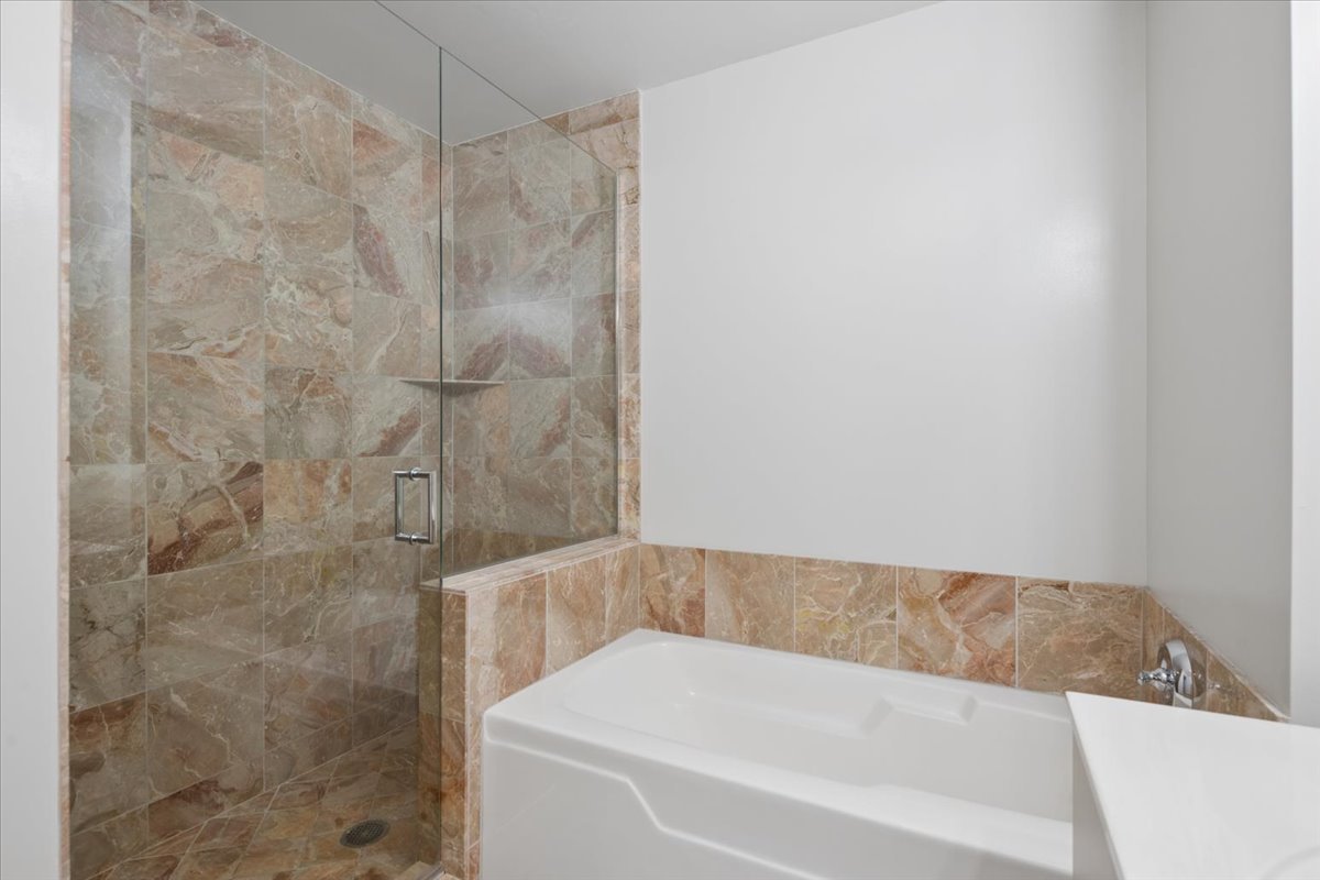 330 W Grand Avenue 1707 Property Photo 17