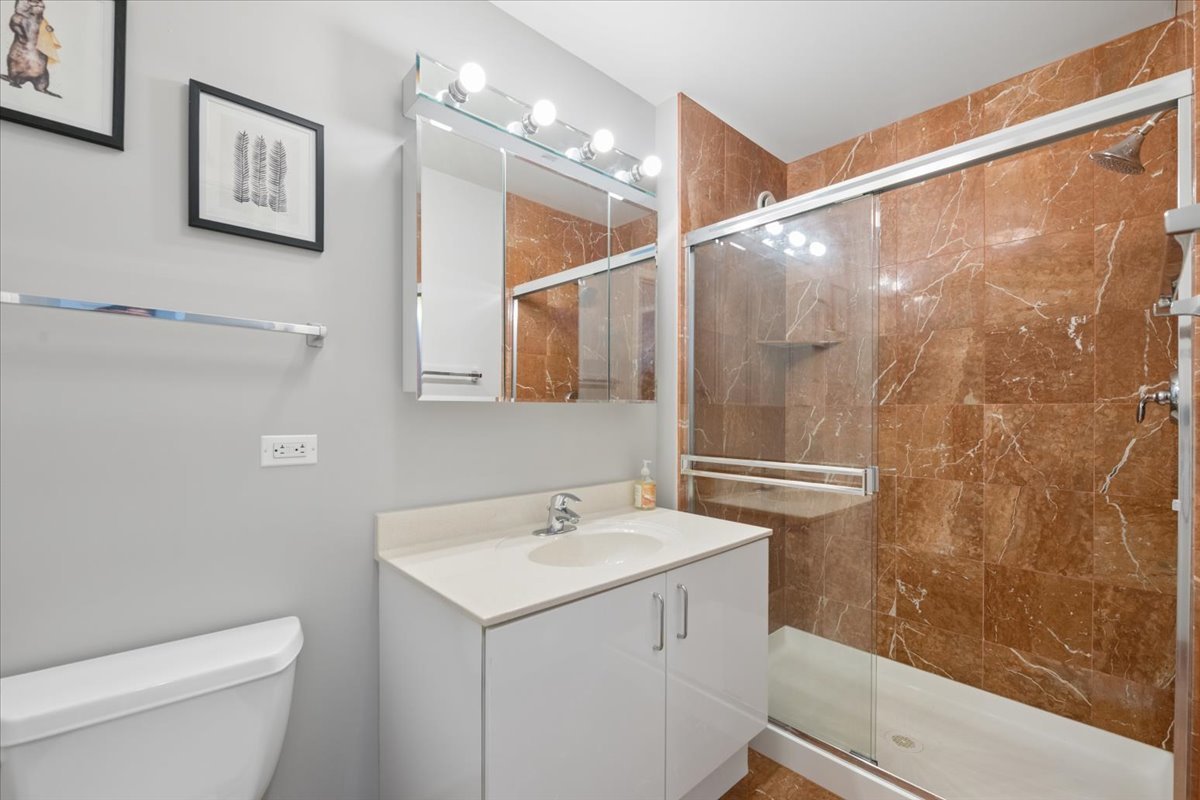 330 W Grand Avenue 1707 Property Photo 18