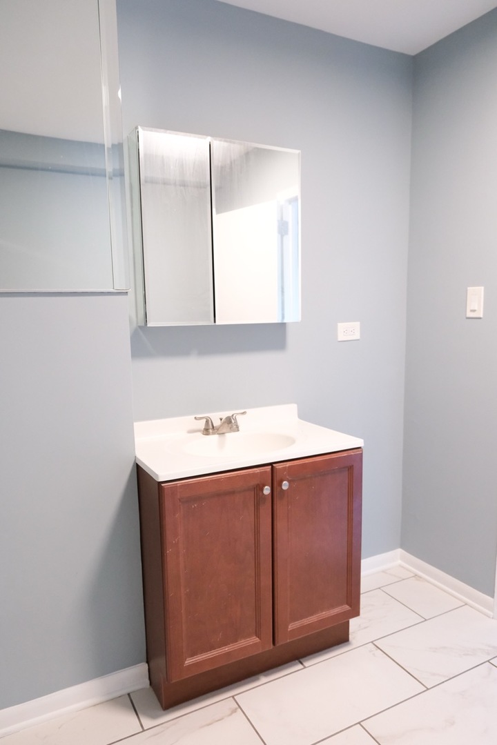 4880 N Marine Drive 304 Property Photo 9