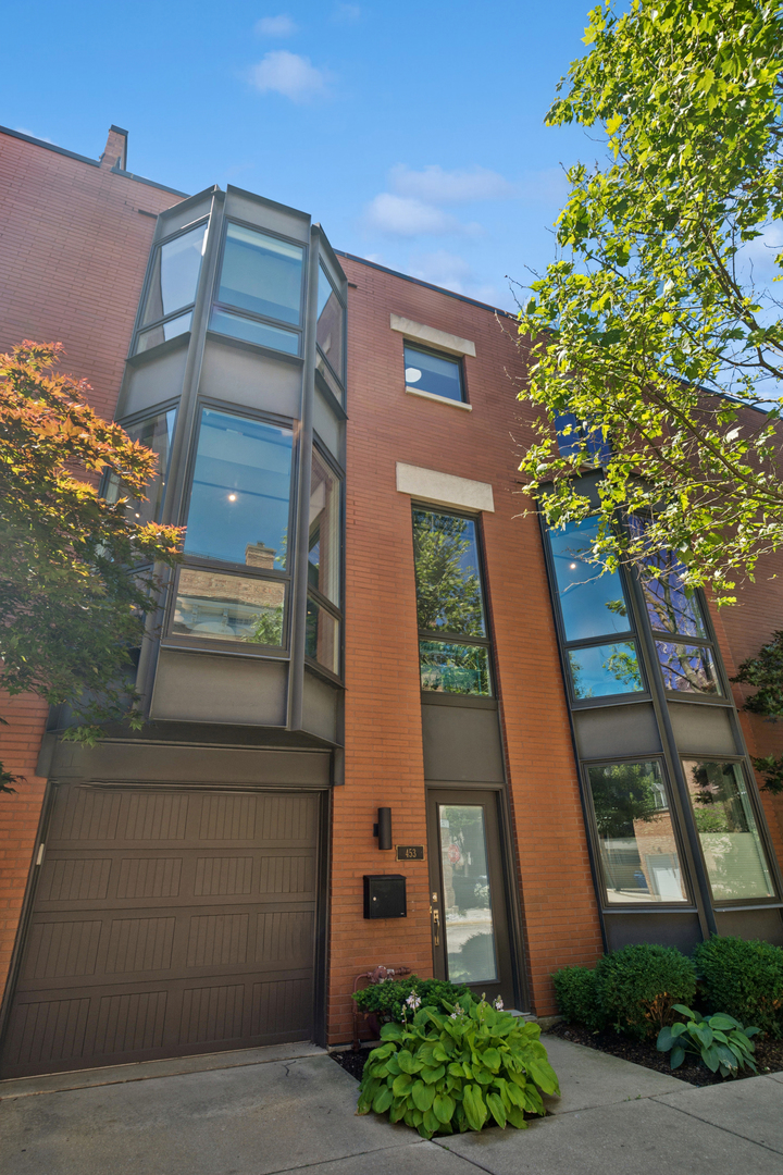 453 W Blackhawk Street
