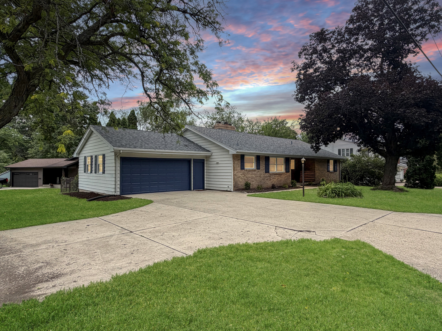1734 W Stephenson Street Property Photo 1
