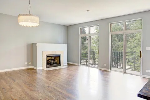 1033 E 46th Street 406 Property Photo 3
