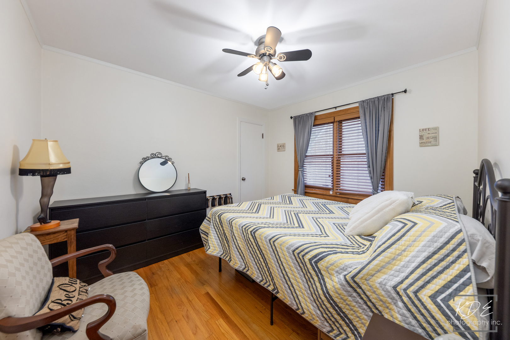 5915 W Roscoe Street Property Photo 6
