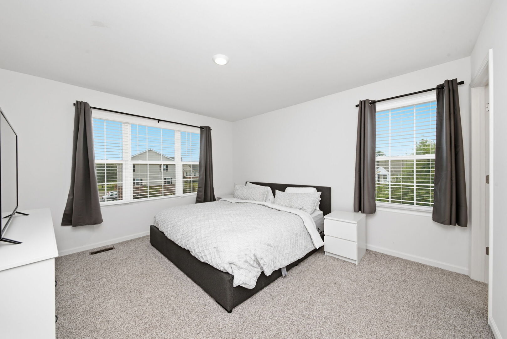 3739 Bissel Drive Property Photo 9