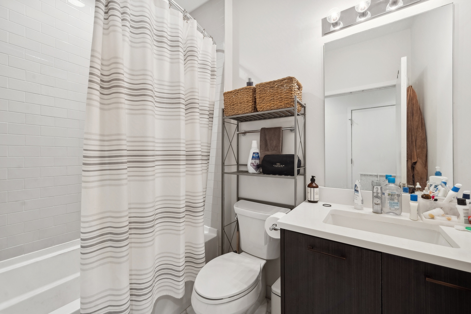 1045 W Cornelia Avenue 404 Property Photo 12