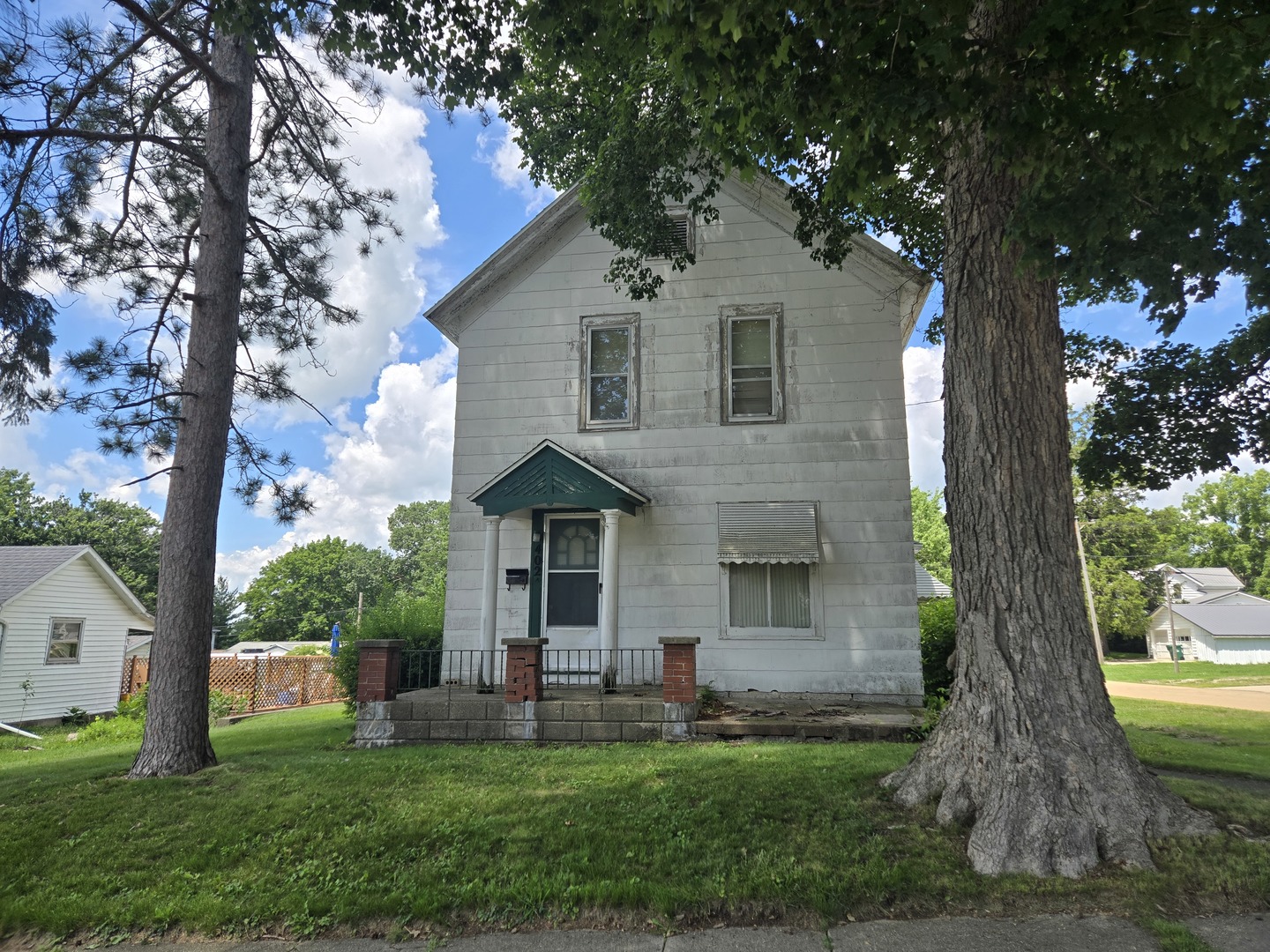 402 W Dixon Street Property Photo 1