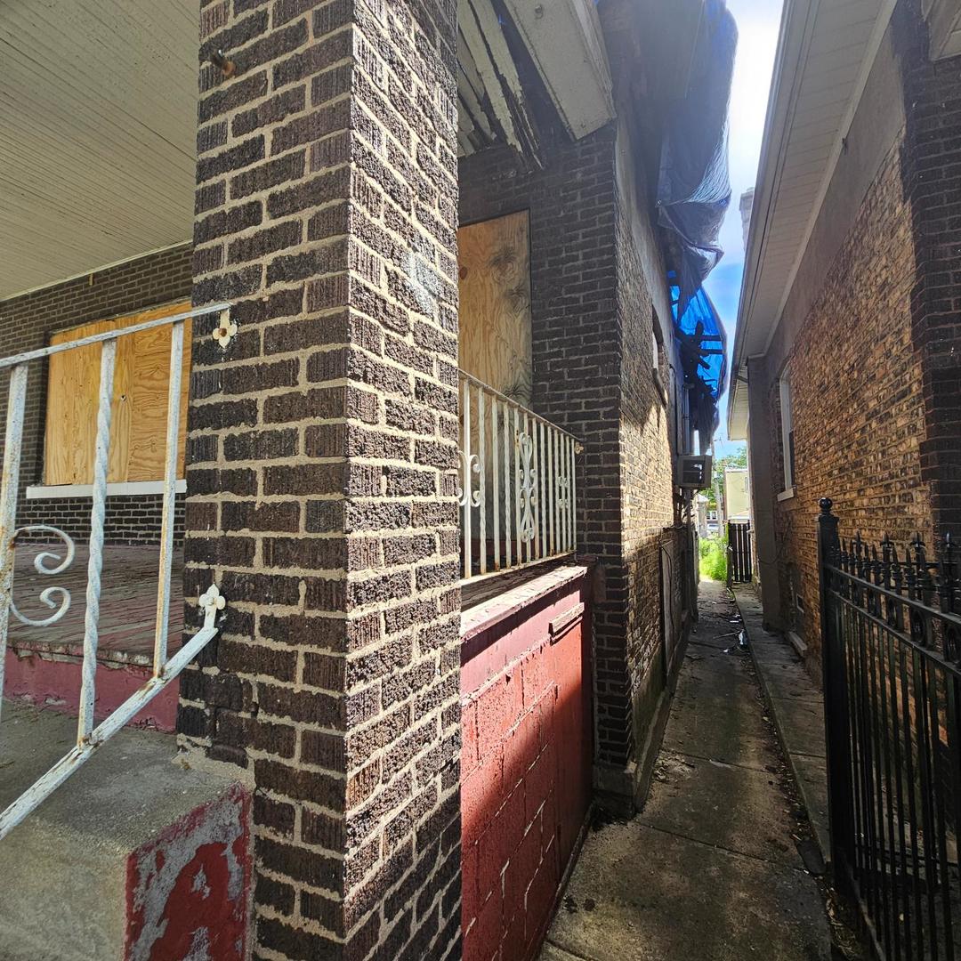 7747 S Langley Avenue Property Photo 4