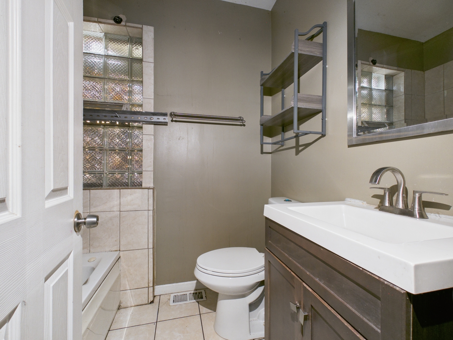 7732 S Winchester Avenue Property Photo 8