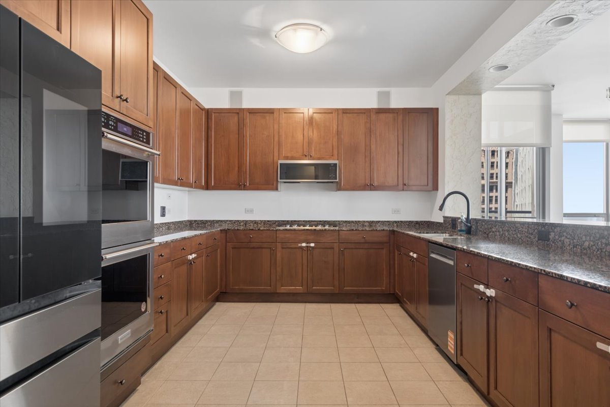 600 N Lake Shore Drive 1305 Property Photo 6