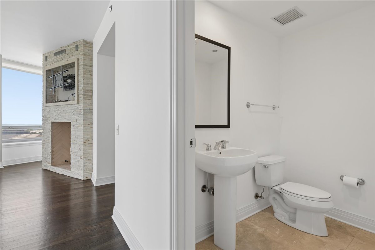 600 N Lake Shore Drive 1305 Property Photo 8
