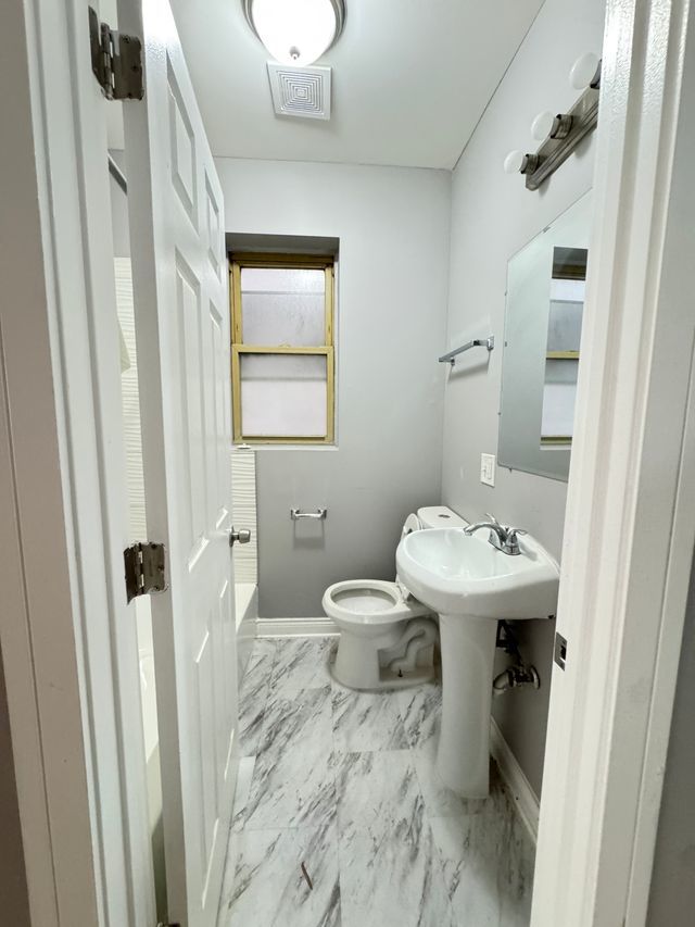 11027 S King Drive Property Photo 3