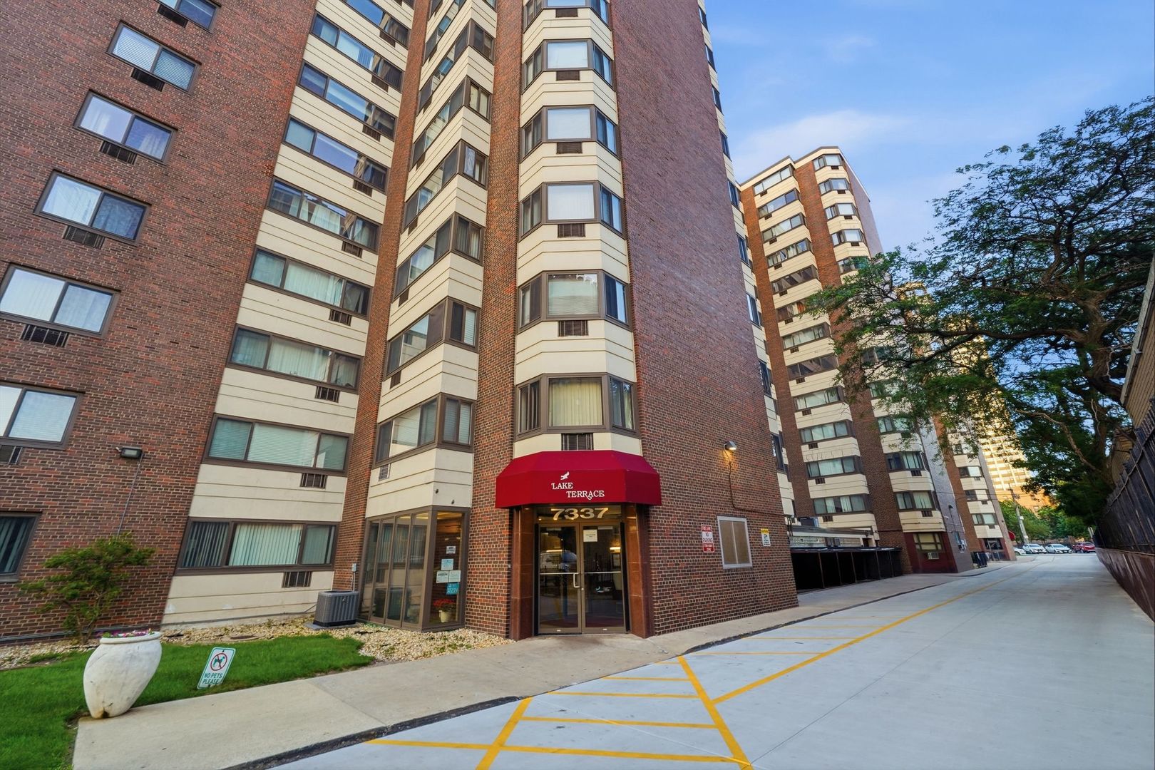 7337 S South Shore Drive 1030