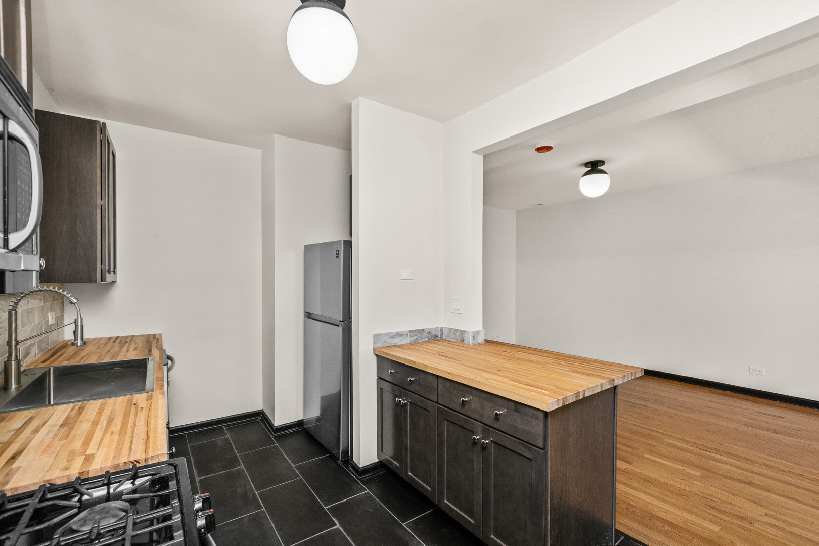 6808 S Paxton Avenue 2n Property Photo 5