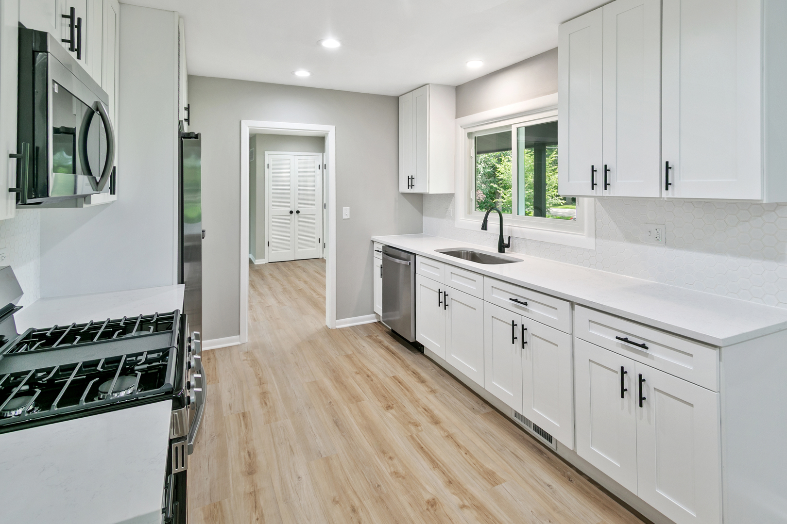 617 S Busse Road Property Photo 8