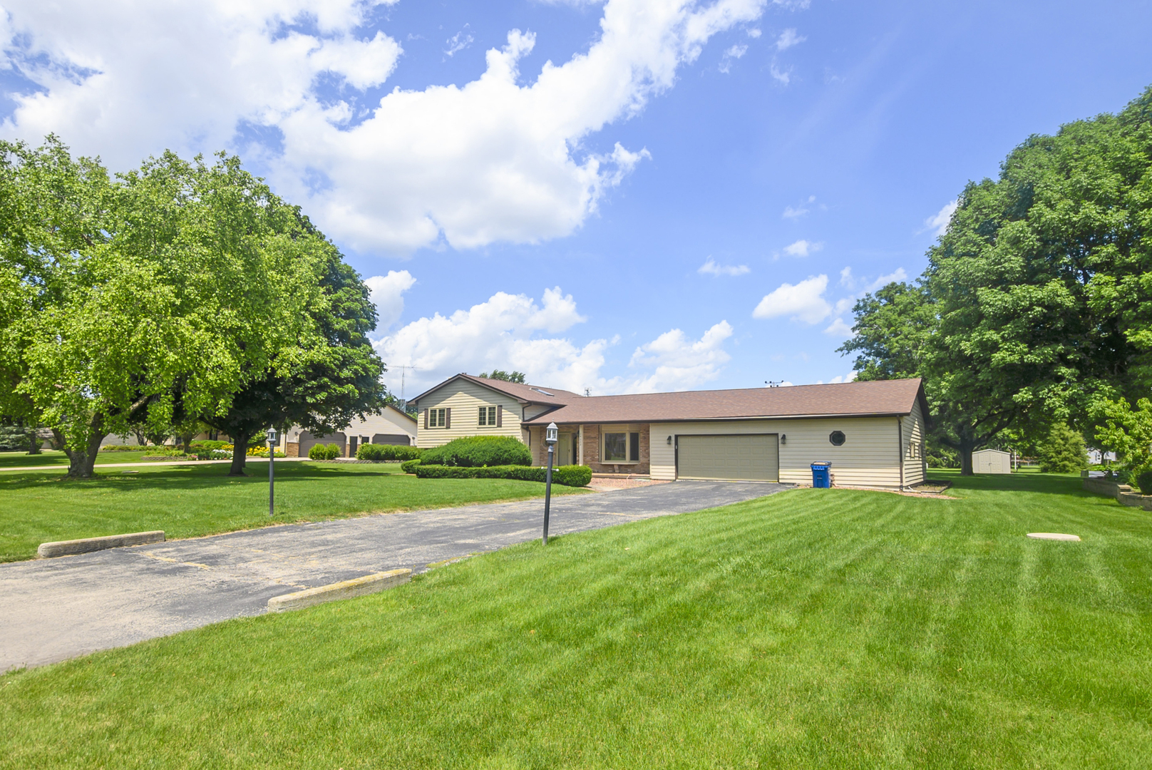 24662 W Red Oak Lane Property Photo 1
