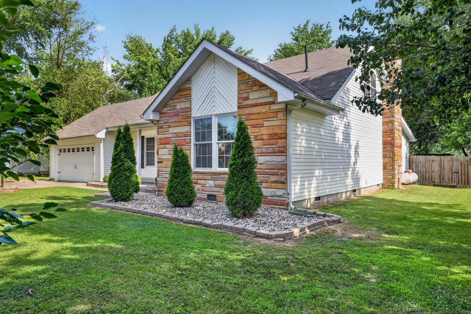 1004 E Illinois Street Property Photo 2