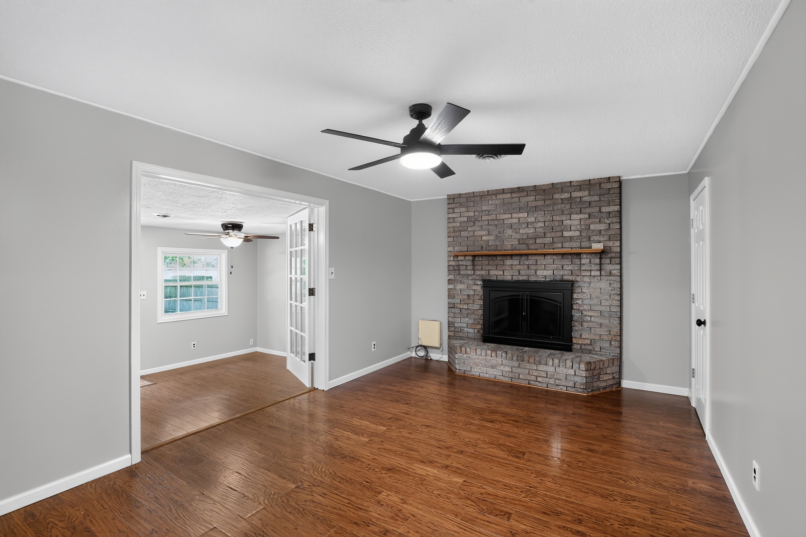1004 E Illinois Street Property Photo 6