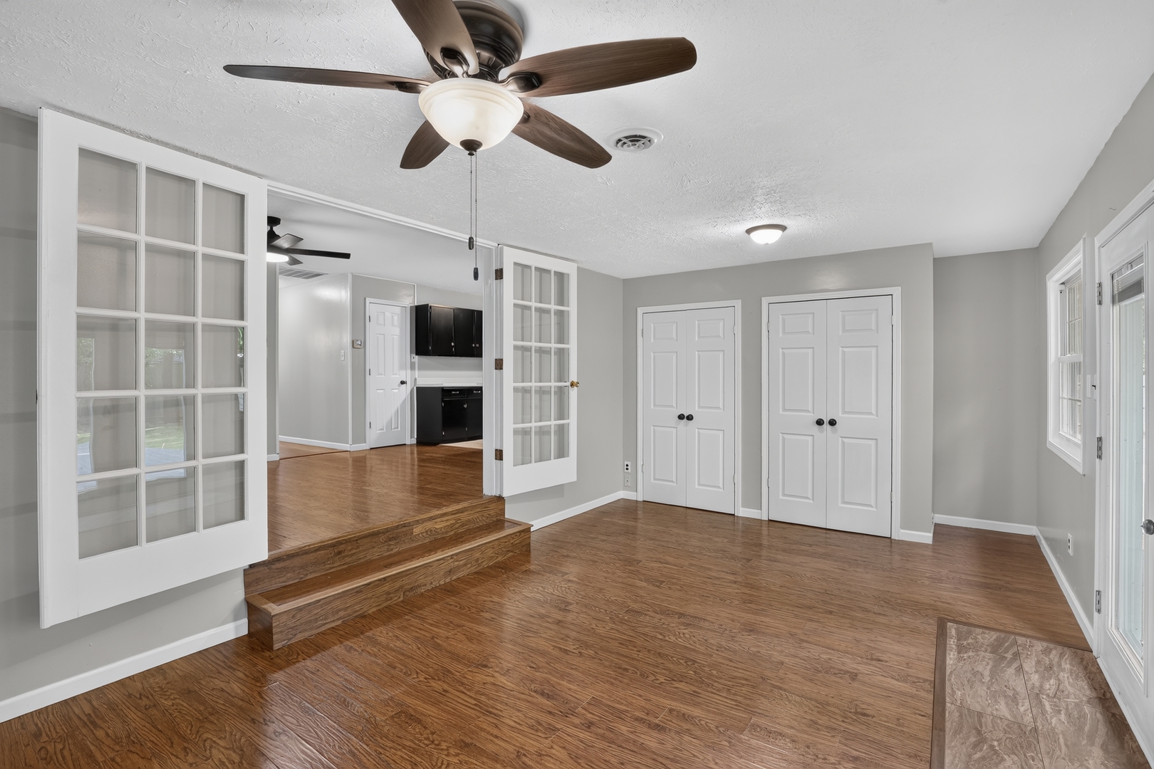 1004 E Illinois Street Property Photo 13