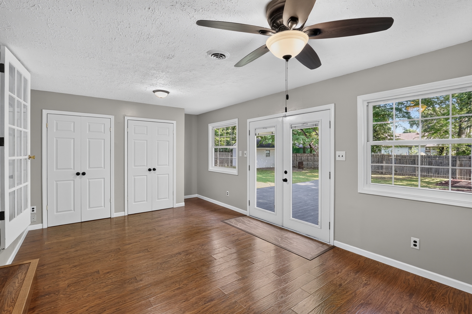 1004 E Illinois Street Property Photo 18