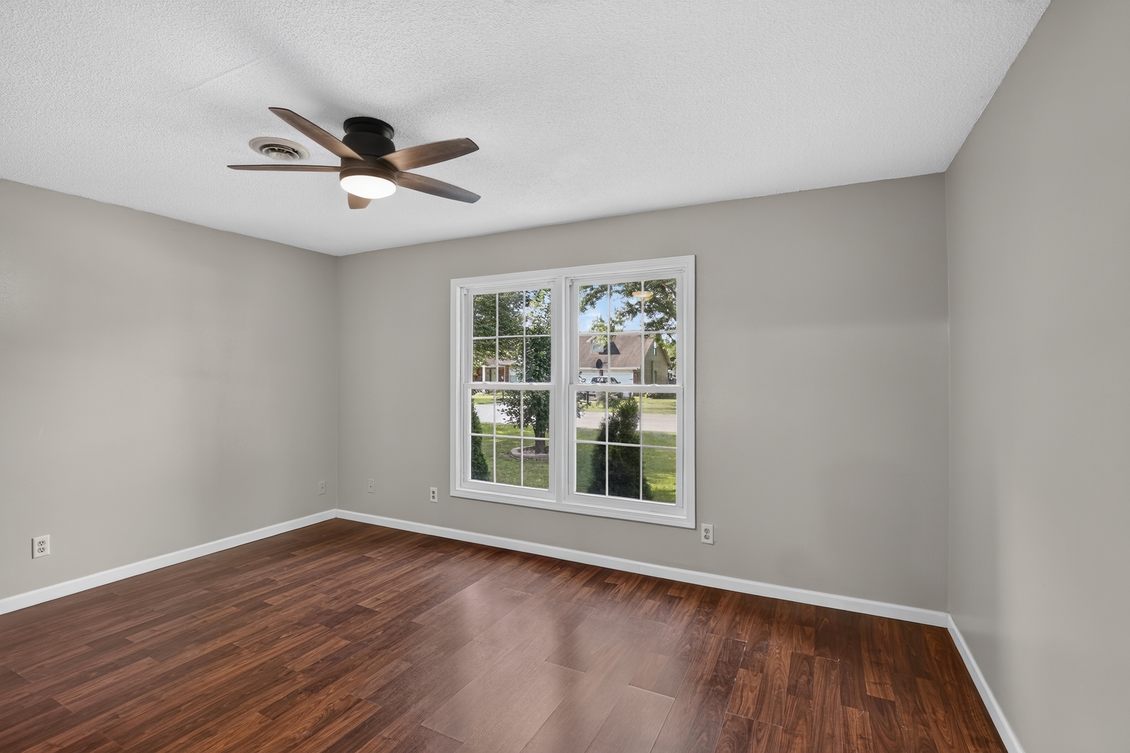 1004 E Illinois Street Property Photo 25