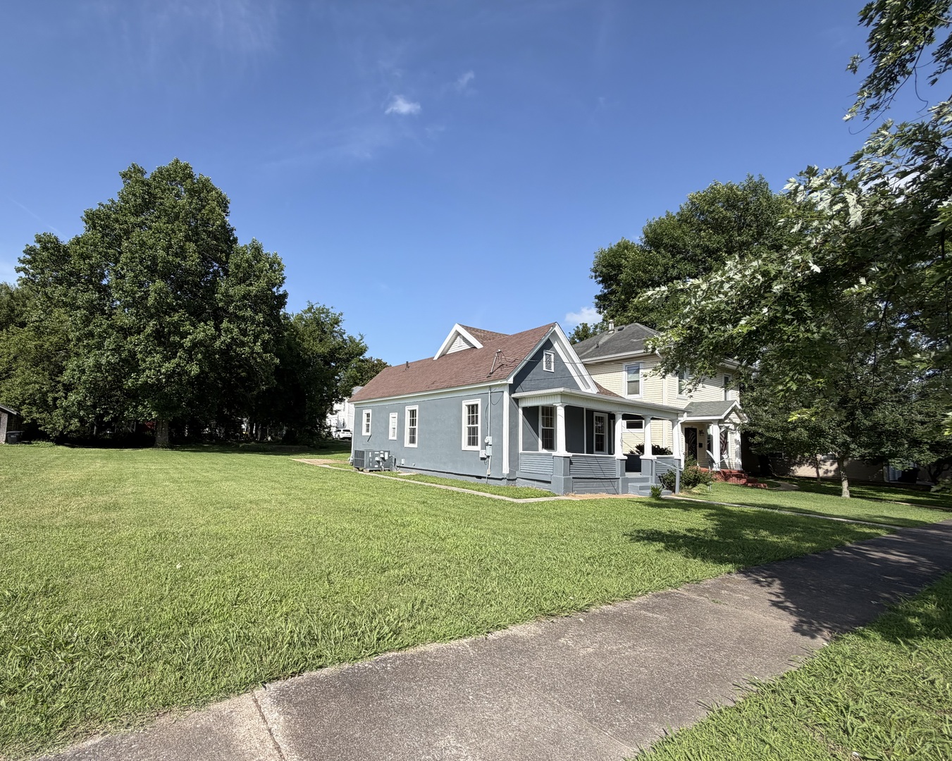 109 E 7th Street Property Photo 1
