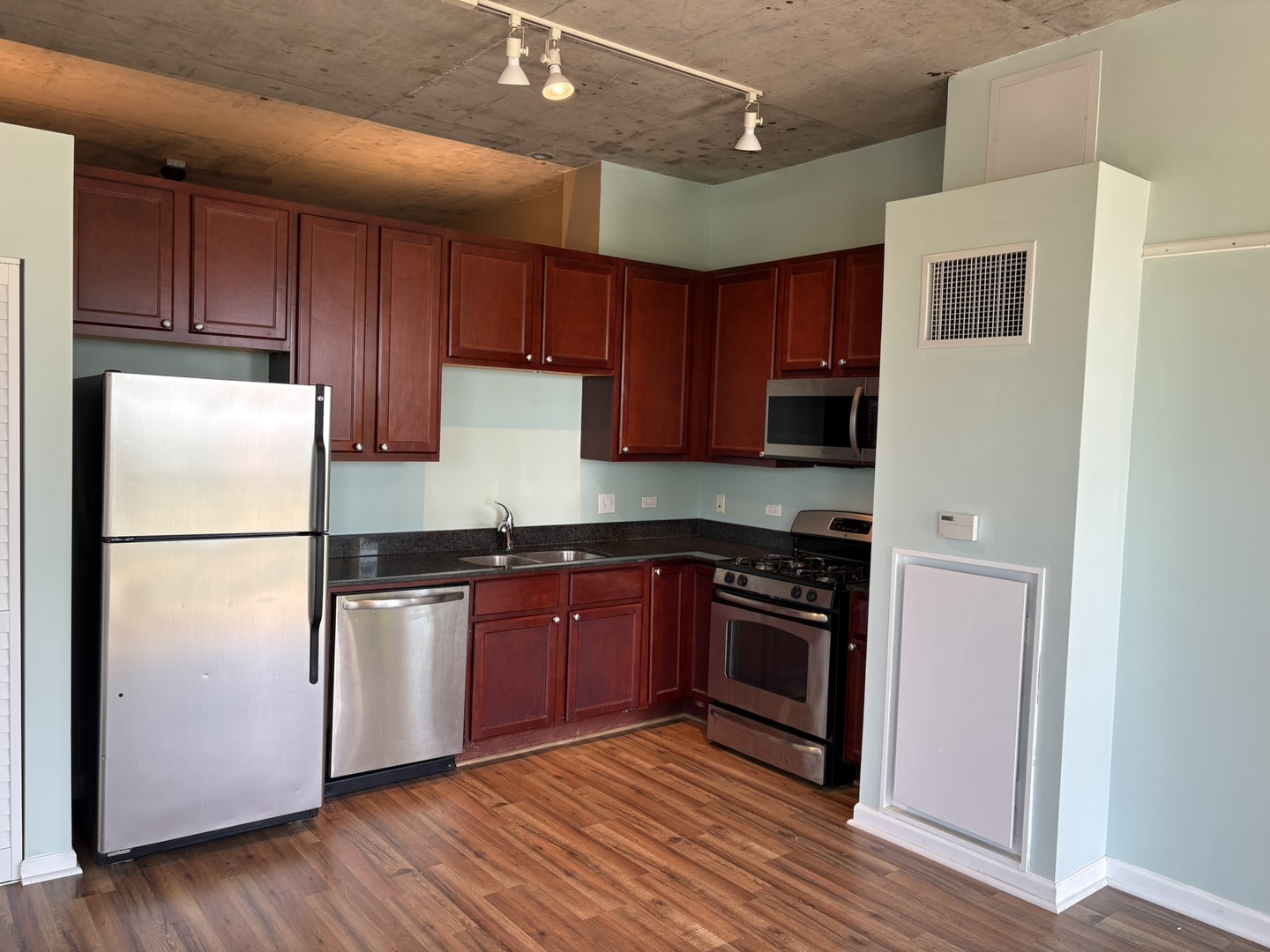 1122 W Catalpa Avenue 902 Property Photo 6