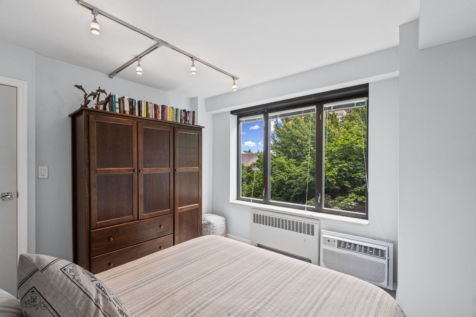 3100 N Lake Shore Drive 604 Property Photo 8