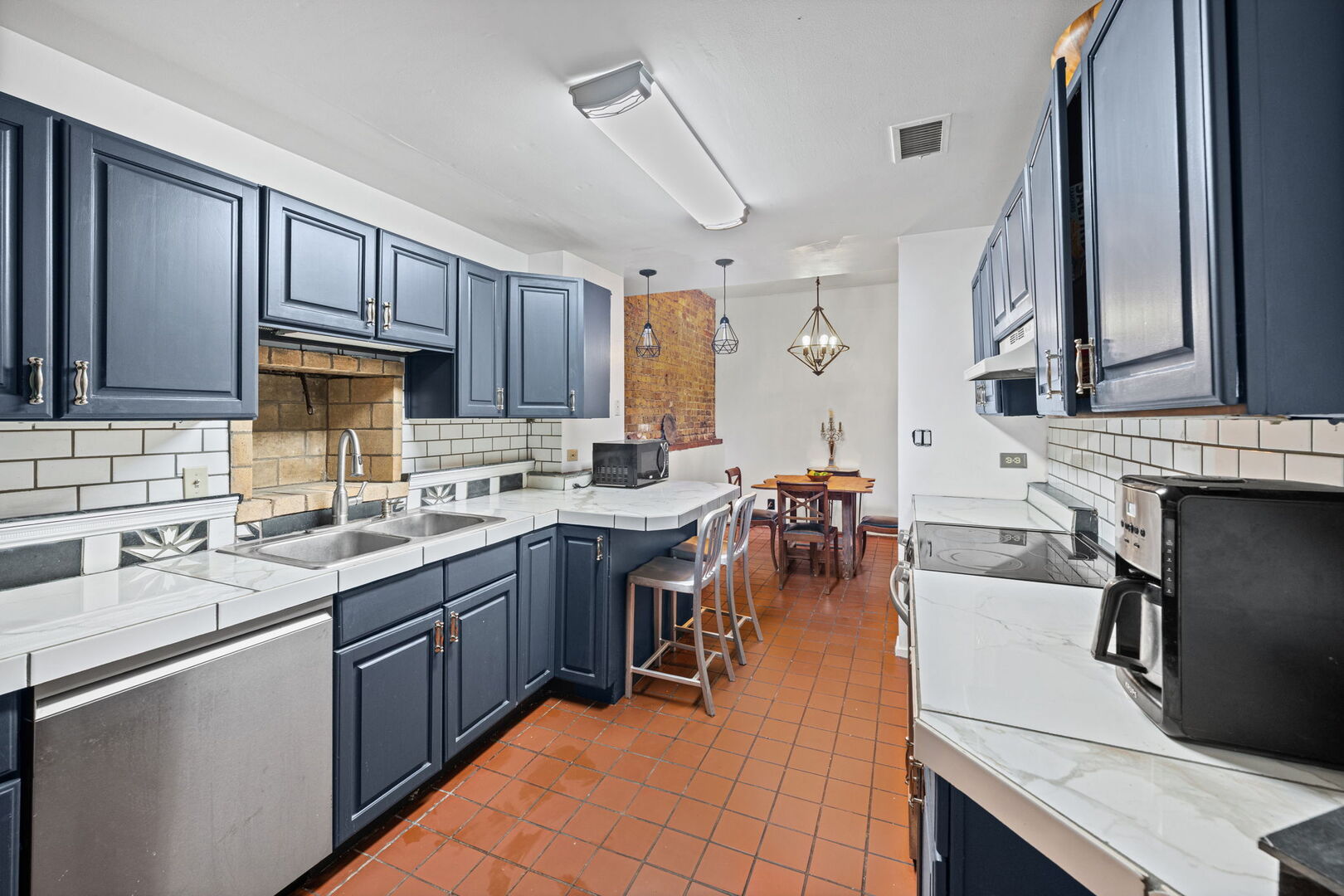 350 W Dickens Avenue G Property Photo 6