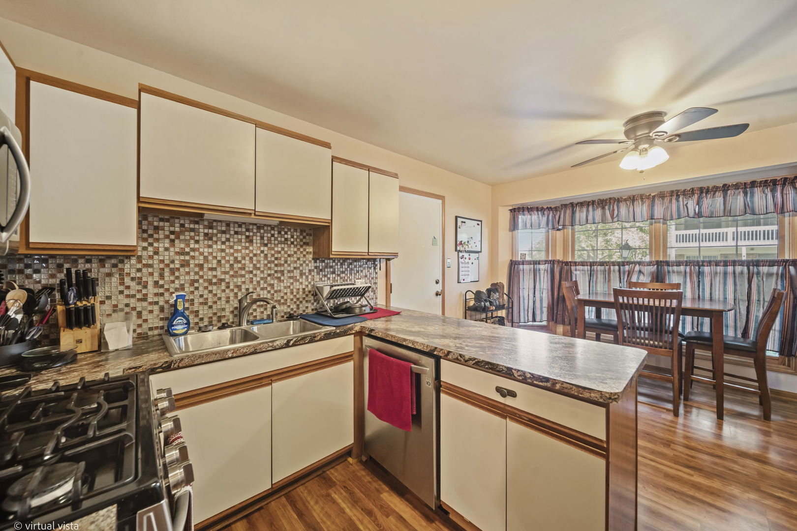 9933 Cambridge Court C Property Photo 16